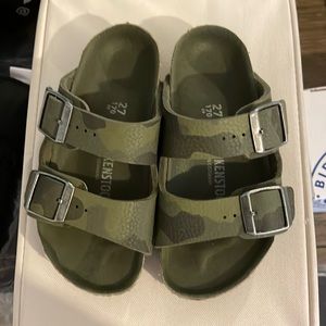 Birkenstock kids Arizona camo sandals sz 9 toddler